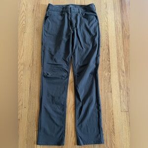 Men’s Mountain Hardwear Grey Pants Size: 32x34